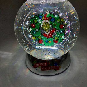 Lighted  Grinch Snow Water Globe